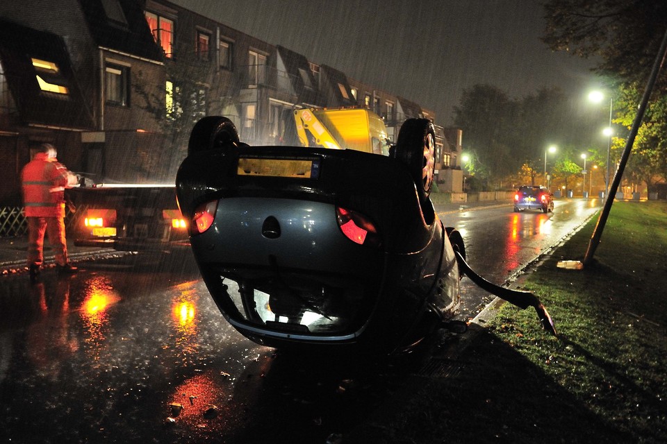 Gestolen auto op de kop in Alkmaar. Foto: Maurice Amoureus