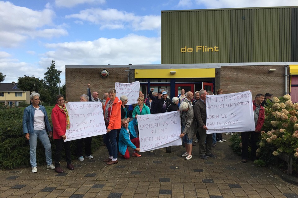 Stede Broecse senioren protesteren met spandoeken bij sporthal De Flint in Bovenkarspel.