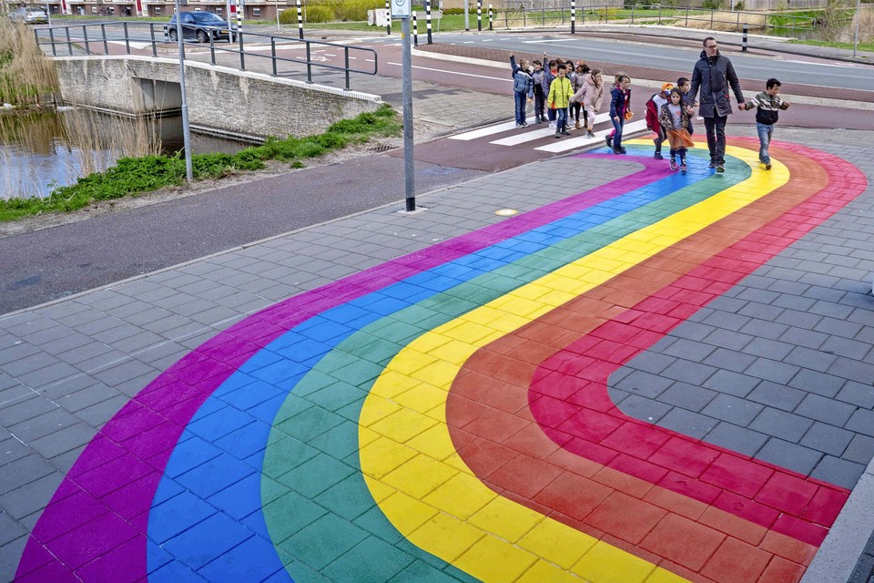 Leerlingen van De Duynvaerder lopen voor de eerste keer over de route die door de kleuren van de regenboog is gemarkeerd.