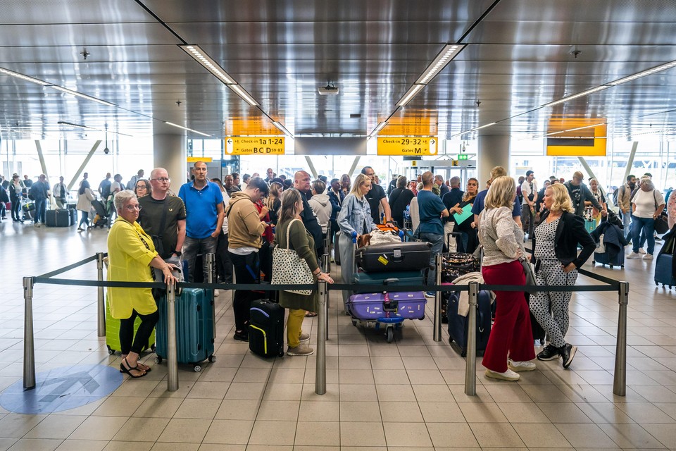 Het is druk in de vertrekhal van luchthaven Schiphol op Hemelvaartsdag. De rijen zijn lang, maar lopen goed door. De meeste vakantiegangers hadden zich voorbereid op de lange wachttijden, die al weken worden veroorzaakt door drukte en personeelstekorten.