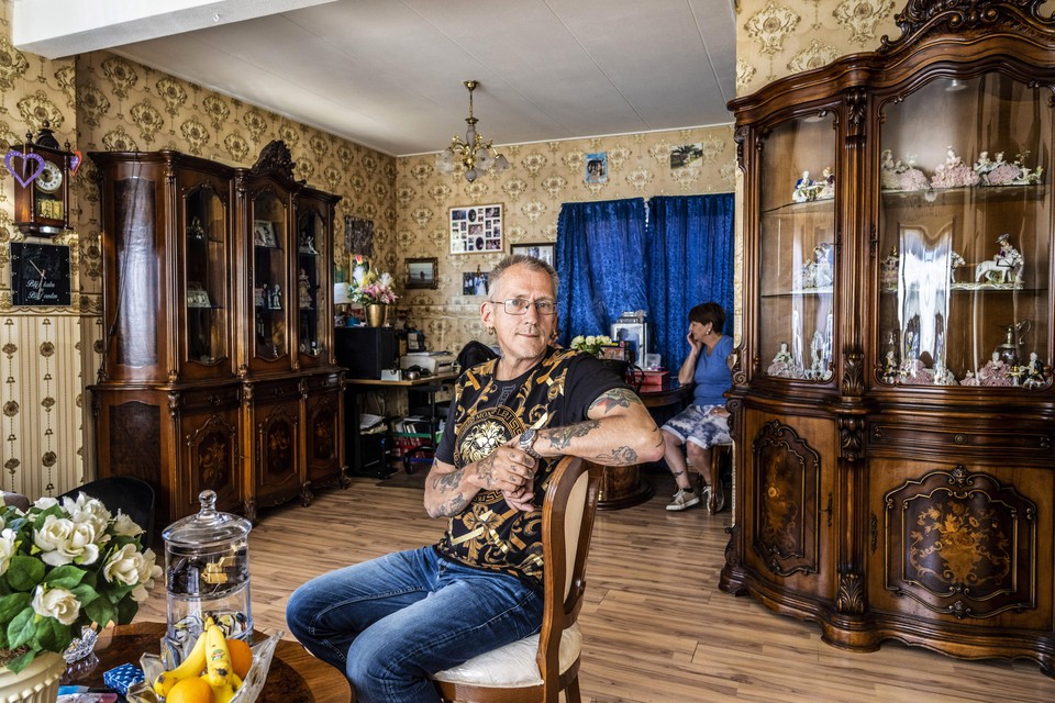 Jan van Zeeland in de woonkamer van zijn sociale huurwoning.