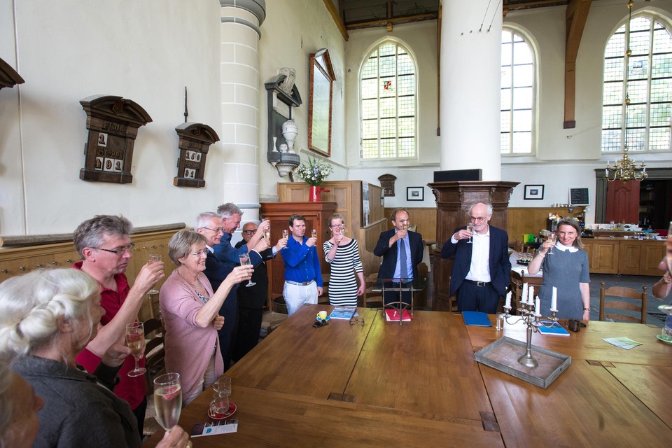 Bestuurders van de kerk, de gemeente en de nieuwe stichting proosten op de toekomst van de Broeker kerk.
