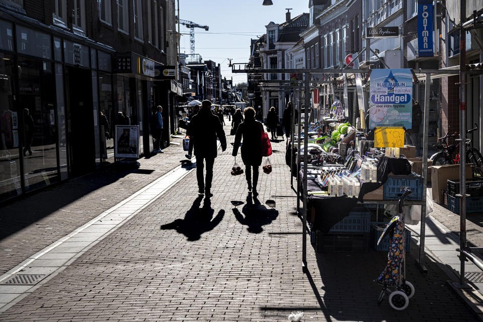 De warenmarkt in de Purmerendse binnenstad gaat door, maar veel bezoek is er niet.
