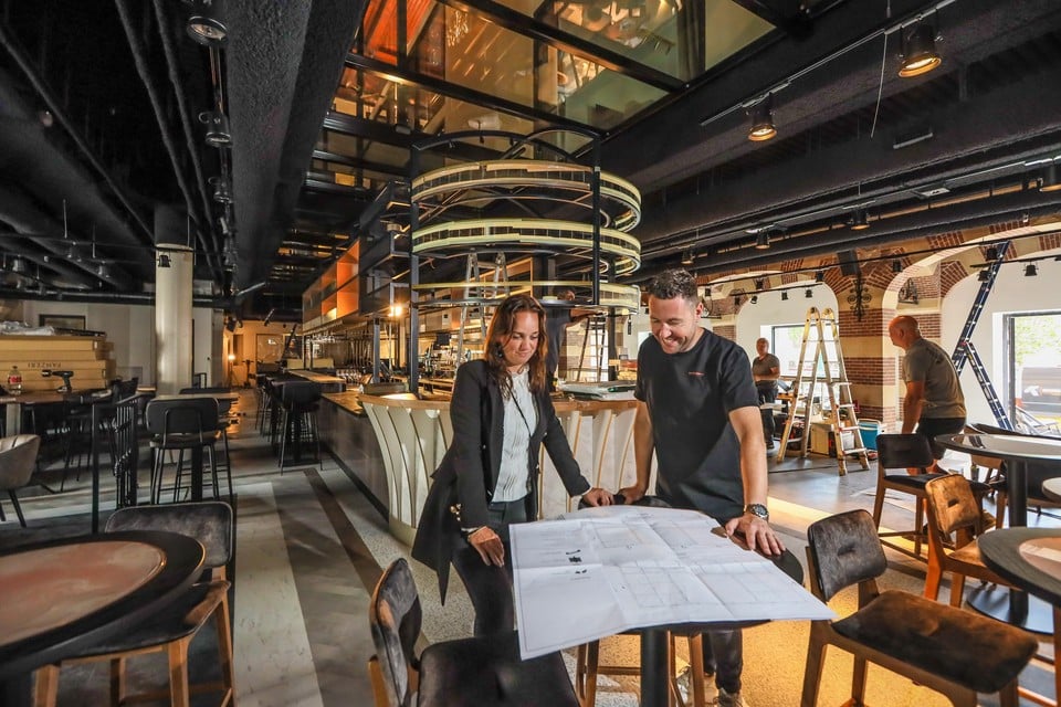 Judith Vijfwinkel en Kevin van Leen in hun restaurant ’The Saint’, daags voor de opening in juli dit jaar. Hier zal het benefietdiner plaatsvinden.