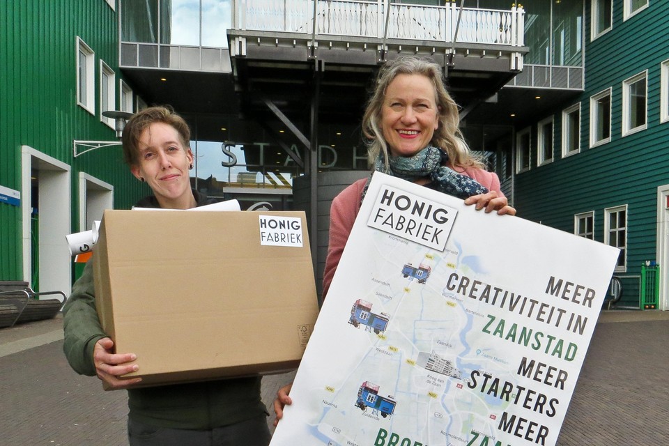 Melle Klous (l) en Els Bakker kwamen gisteren met een doos vol manifesten en posters naar het stadhuis.