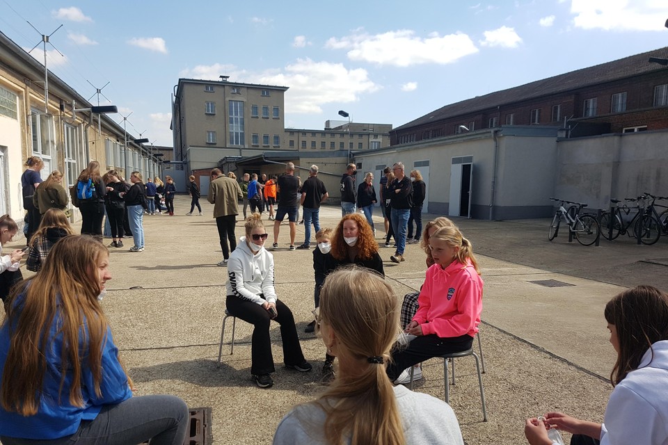 De Tour de Fris-deelnemers op de binnenplaats van de Stasi-gevangenis