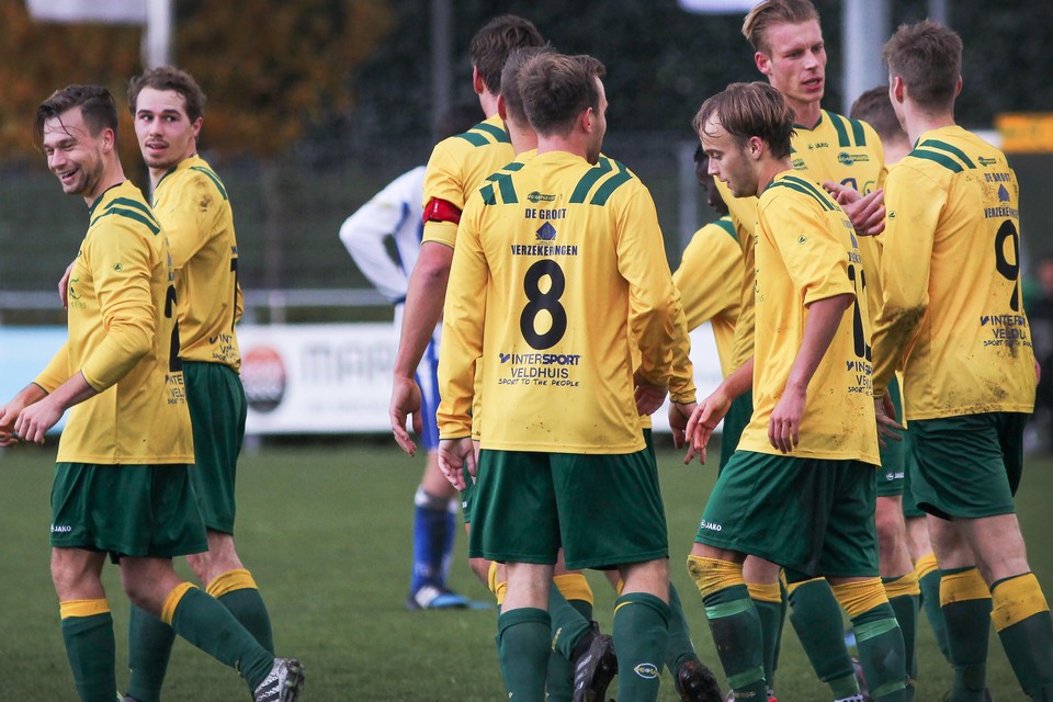 De spelers van FC Uitgeest vieren de 2-0. Rechts wordt doelpuntenmaker Mike Adrichem gefeliciteerd door Paul Groen.