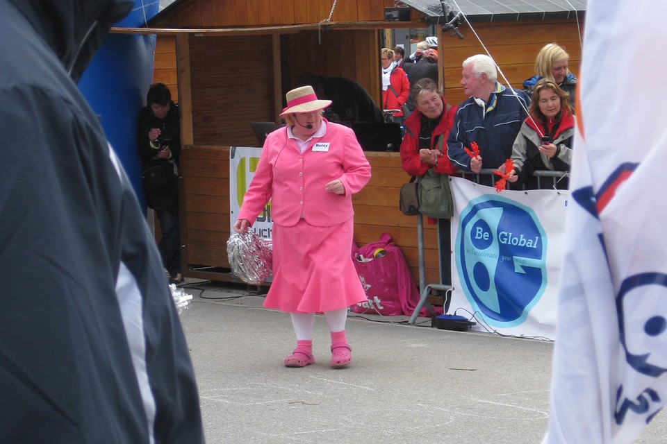 De ladyspeakers aan de eindstreep zijn helemaal in het roze. Zoveel mogelijk fietsers en lopers krijgen even een persoonlijk woordje.  