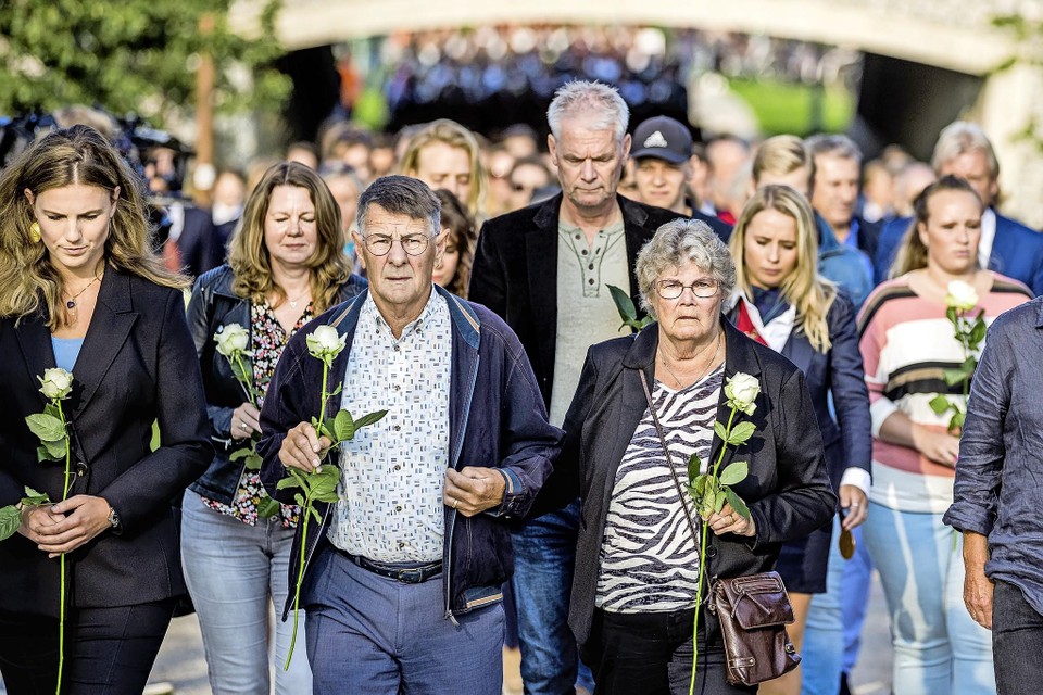 De familie van Tanja Groen, met geheel links Kelly de Vries, lopen in een stille tocht ter nagedachtenis aan de studente die 28 jaar geleden, verdween in Maastricht.