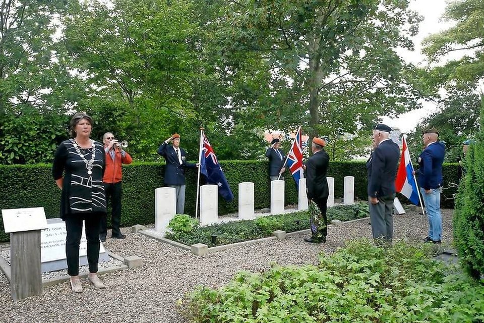 In september 2020 werd in Kolhorn een herdenkingspaal geplaatst. Na afloop verplaatste het gezelschap zich naar de begraafplaats in Kolhorn waar het graf van de omgekomen vliegeniers werd bezocht.