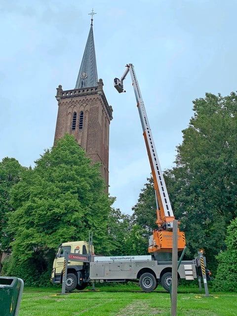 De klokken van de Hemmer toren zijn teruggeplaatst met hulp van een kraan van het bedrijf Verschoor uit Sassenheim.