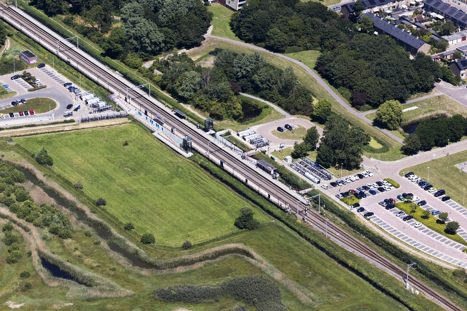 Een luchtfoto van het gebied rond station Zuid in Den Helder. Op het stuk grasveld zijn in de laatste plannen appartementen ingetekend.