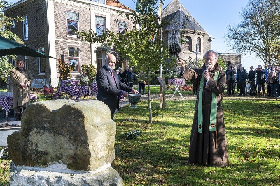 Pastoor Bernard Zweers zegent het monument in de tuin van de Sint-Jacobus de Meerderekerk.