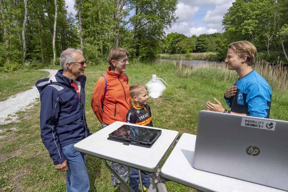 Bezoekers aan de open dag krijgen uitleg over de Viskringloop Wieringermeer.
