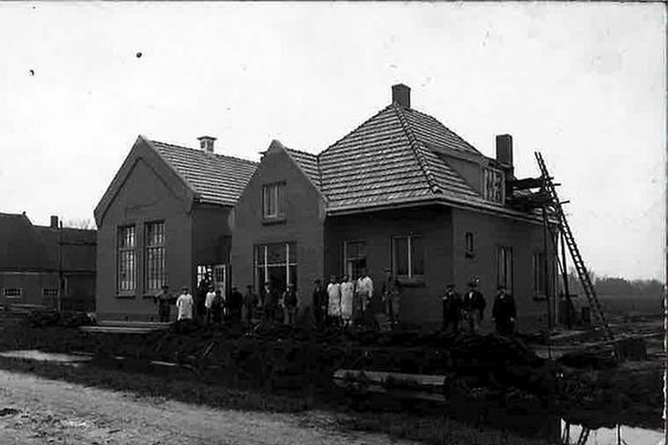 
De bouw van de school in 1916. 
