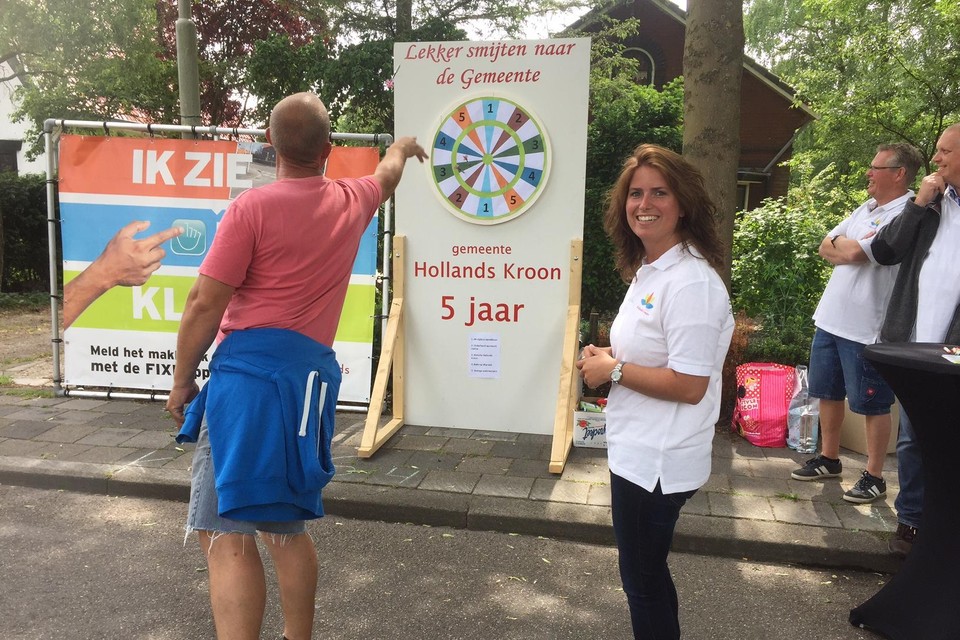 Donja Wagenaar verleidt namens de gemeente Hollands Kroon inwoners tijdens een spelletje darten tot een gesprek over de gemeente.