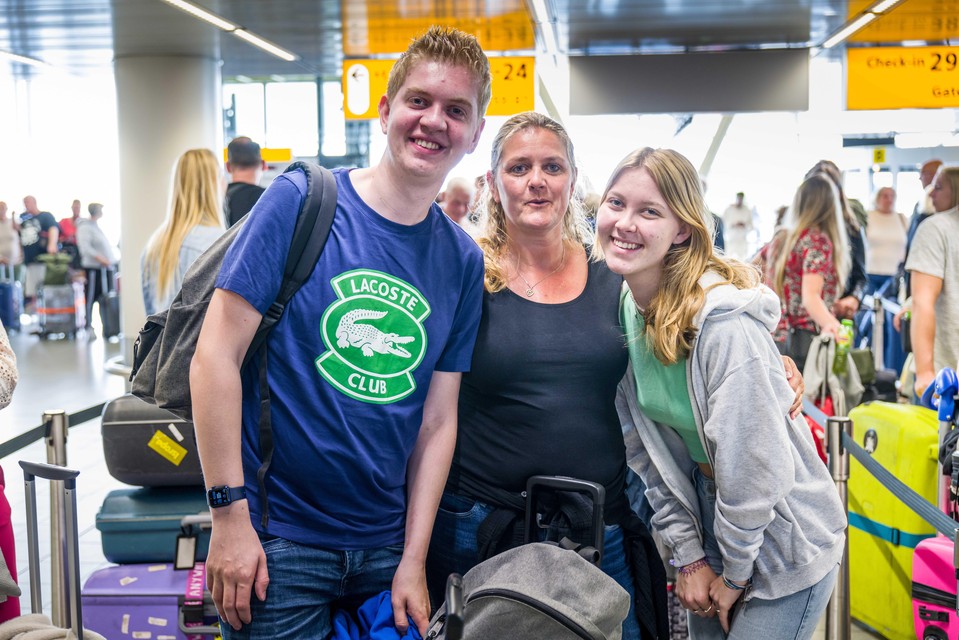 Irma Oosten uit Hellevoetsluis met haar kinderen Femke en Lars op weg naar Kos.