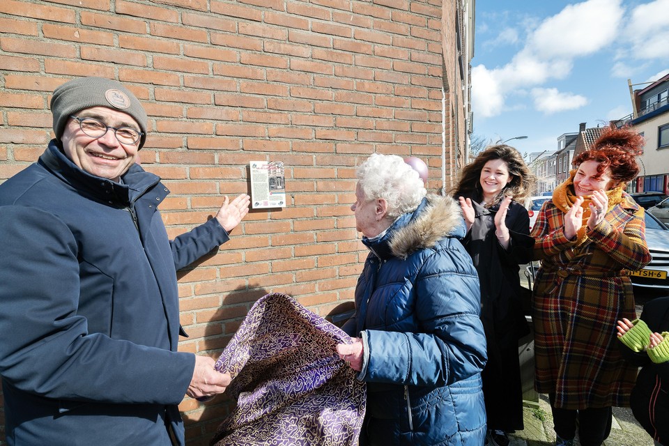 Burgemeester Jos Wienen en Greet van Heerde verrichten samen de onthulling.