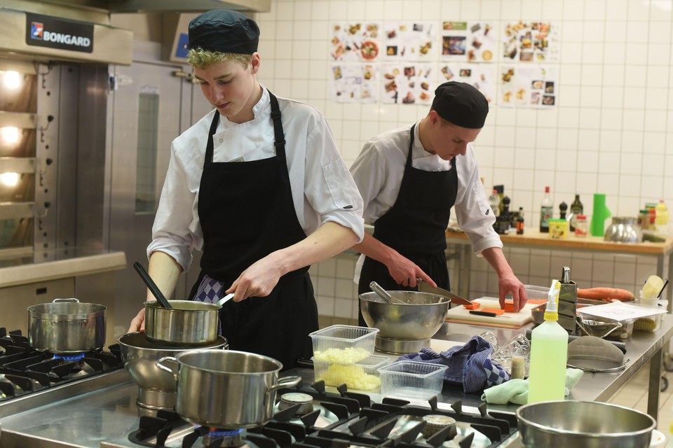 De twee Keukenkanjers van het Newton, Denzel Pluim en Jelle Kop tijdens de kookwedstrijd.