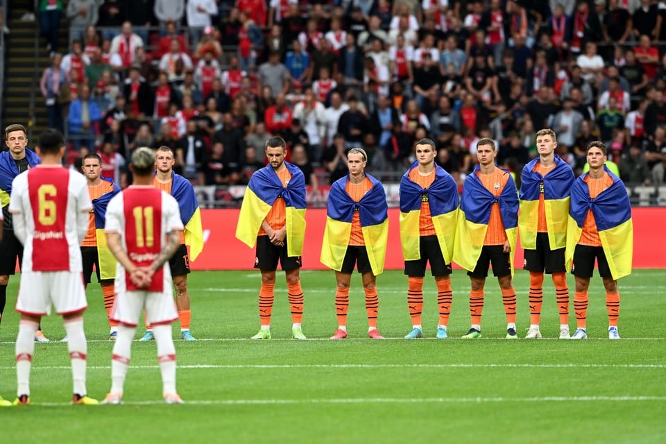 Minuut stilte voor de vriendschappelijke wedstrijd tussen Ajax Amsterdam en FK Shakhtar Donetsk in de Johan Cruijff ArenA