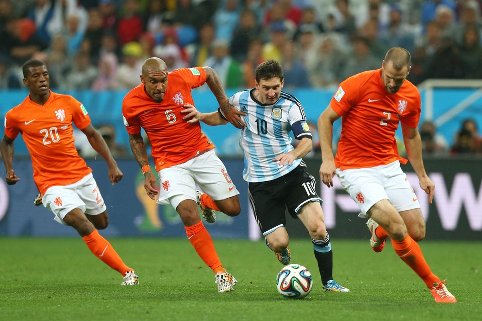 Georginio Wijnaldum, Nigel de Jong en Ron Vlaar hebben hun handen vol aan Lionel Messi in de halve finale van 2014.