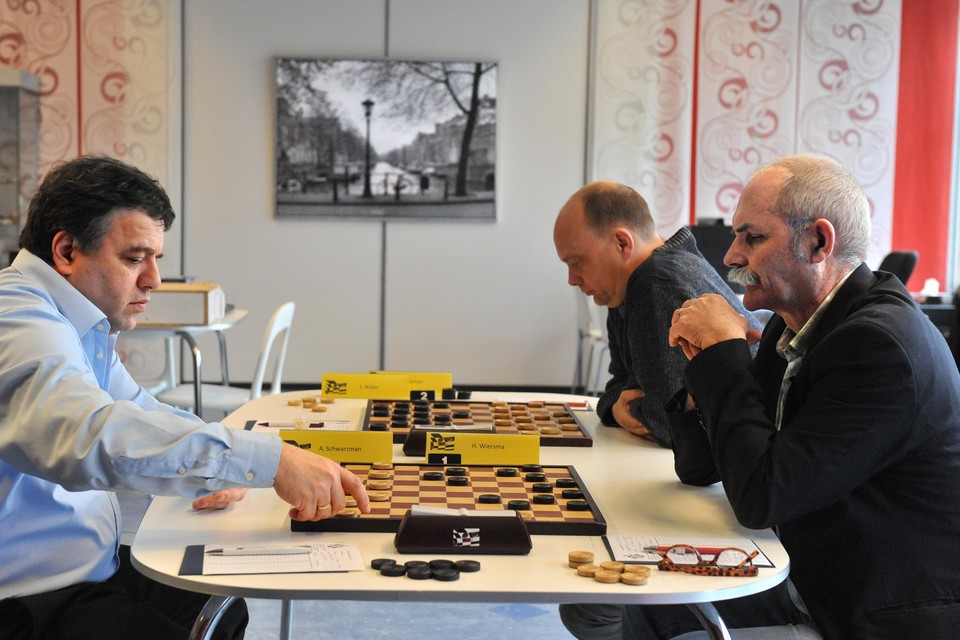 Alexander Schwarzman (links) in actie tegen oud-wereldkampioen Harm Wiersma.