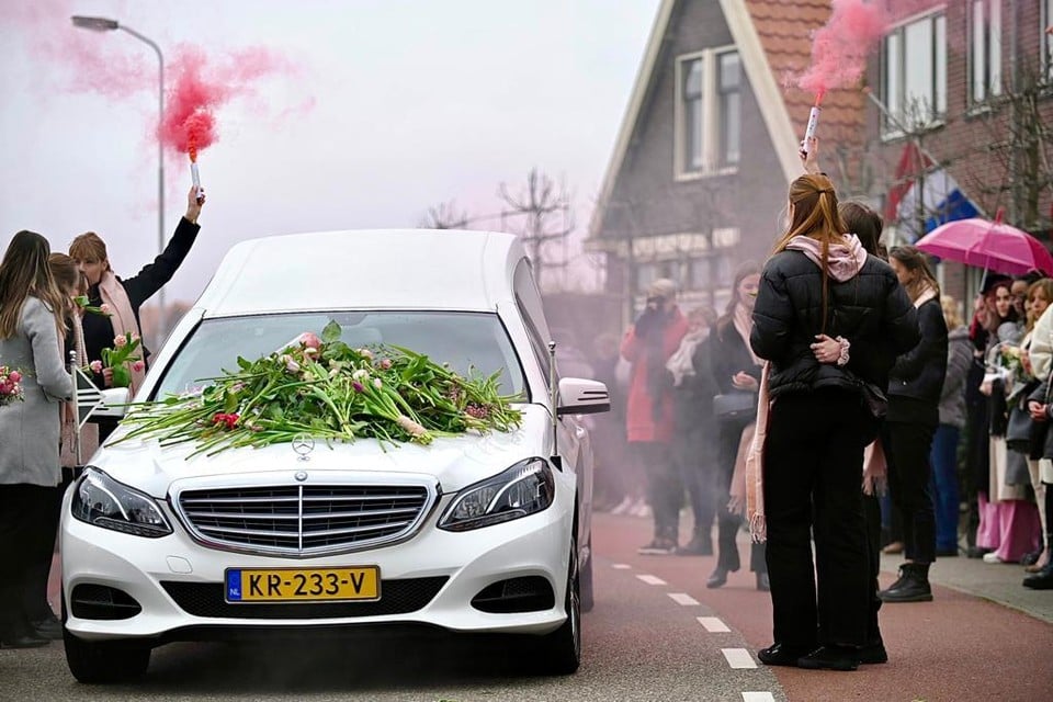 Bloemen en roze rookbommen tijdens het indrukwekkende afscheid van Shymo Korver.