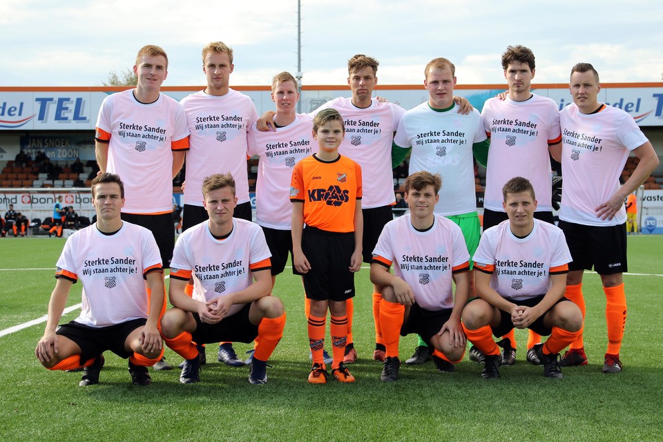 Het elftal van RKAV Volendam in de shirts om hun trainer te steunen.