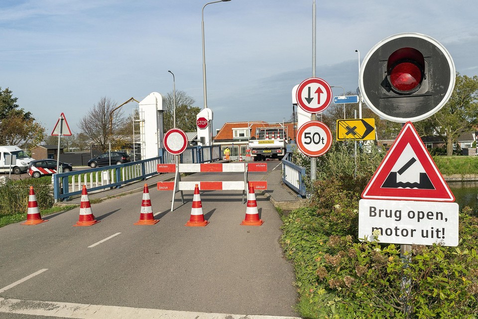 In oktober na de ontdekking van de mankementen was de brug ook al gesloten voor het wegverkeer.
