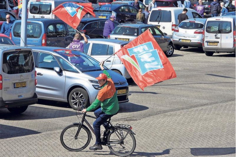 Personeel van Tata liet al luidruchtig van zich horen met een ’toeterprotest’ bij het directiekantoor in IJmuiden.