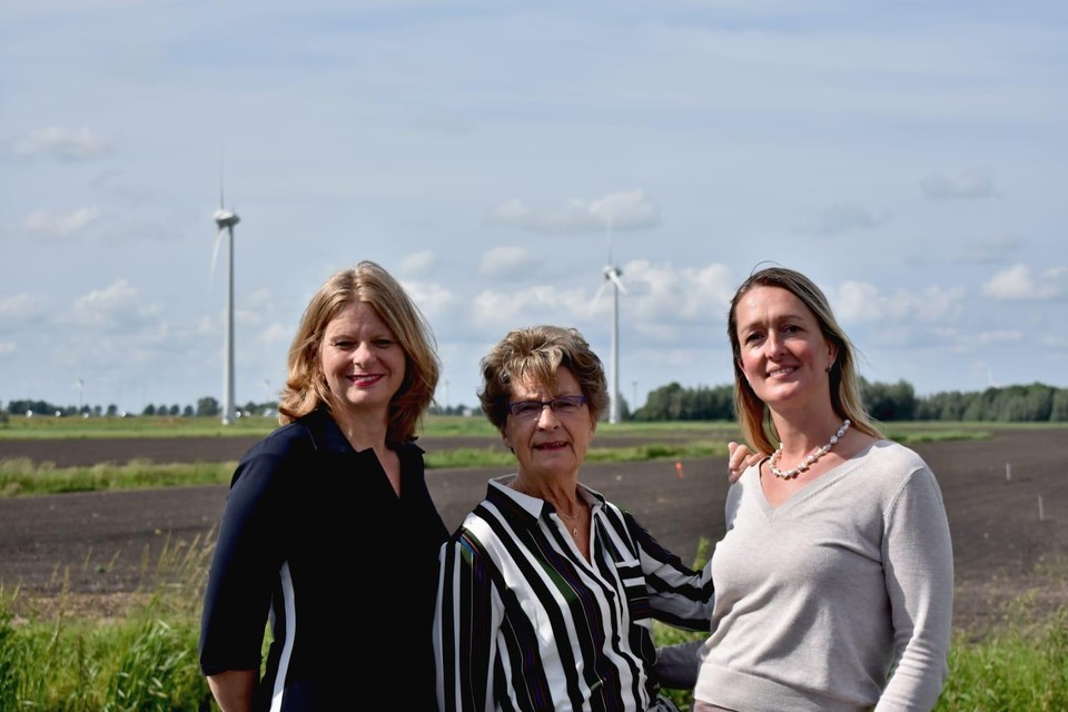 Drie vrouwelijke fractievoorzitters in Koggenland leidden het verzet tegen het zonnepark. Vlnr. Saskia Borgers van de PvdA;/GroenLinks, Corrie van Leijen van Welzijn Koggenland en Rosalien van Dolder van de VVD