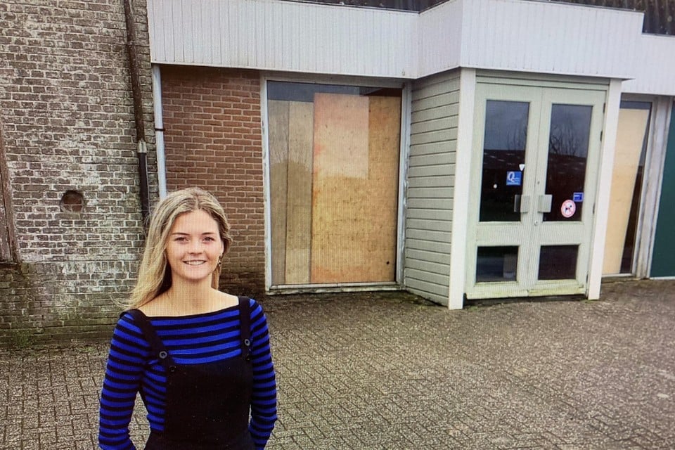 Eline Leek voor het complex van Boranka in De Weere waarover zij kritische vragen heeft gesteld.