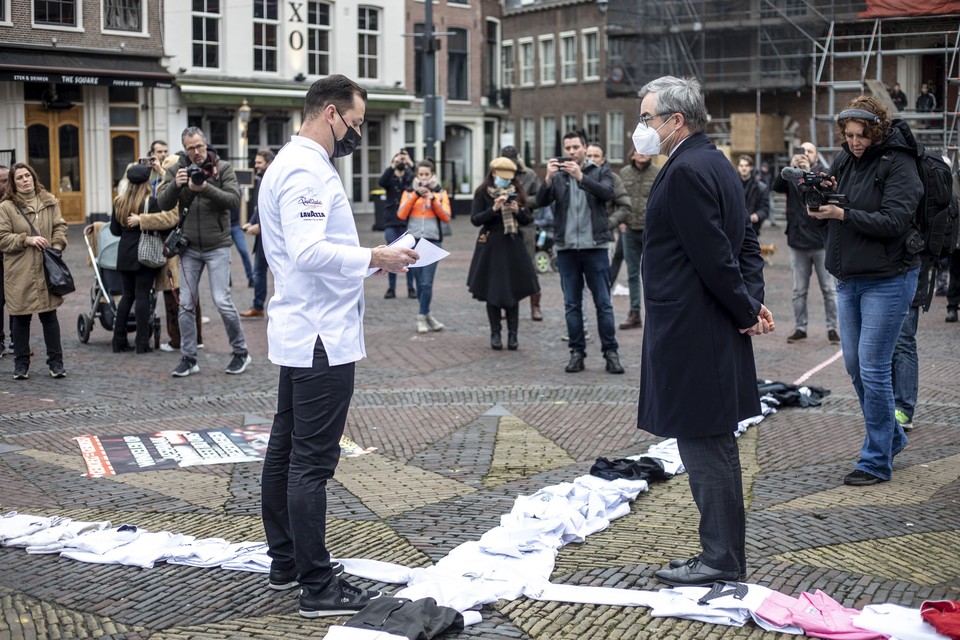 Burgemeester Jos Wienen bij het horecaprotest op de Grote Markt.