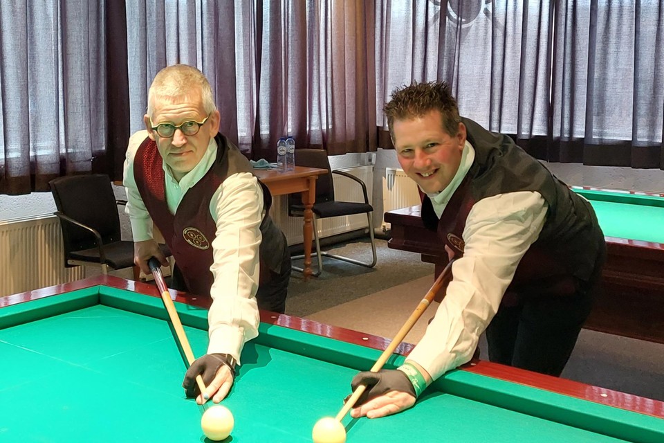Joop Roelands en Rob Kok (rechts) spelen thuiswedstrijd in De Liefhebber. ’Als we winnen wordt het nóg gezelliger’