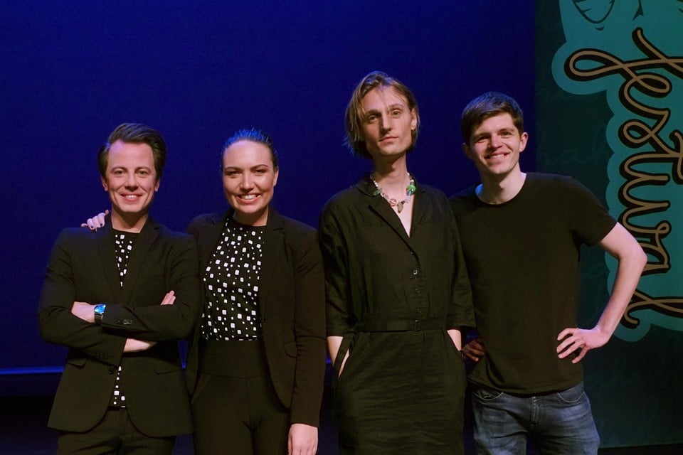 De finalisten van het Camaretten Festival met van links naar rechts Kevin van den Berg en Manon Blauw, Teun Wolters en winnaar Thjum Arts.