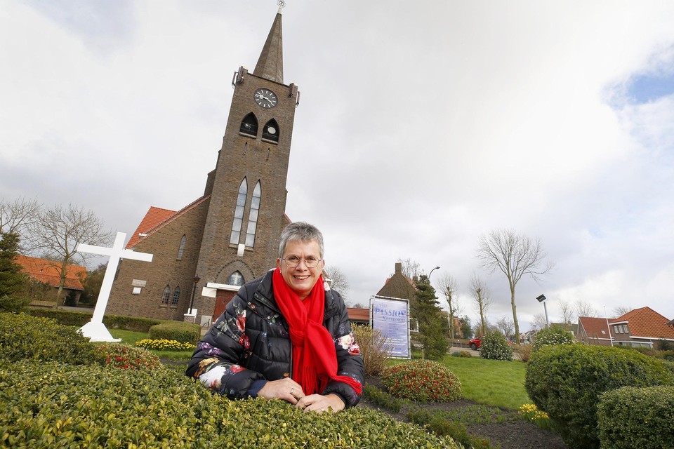 Lia Hoep voor de Sint Jan in Breezand. Het kruis maakt onderdeel uit van ’The Passion Xperience’.