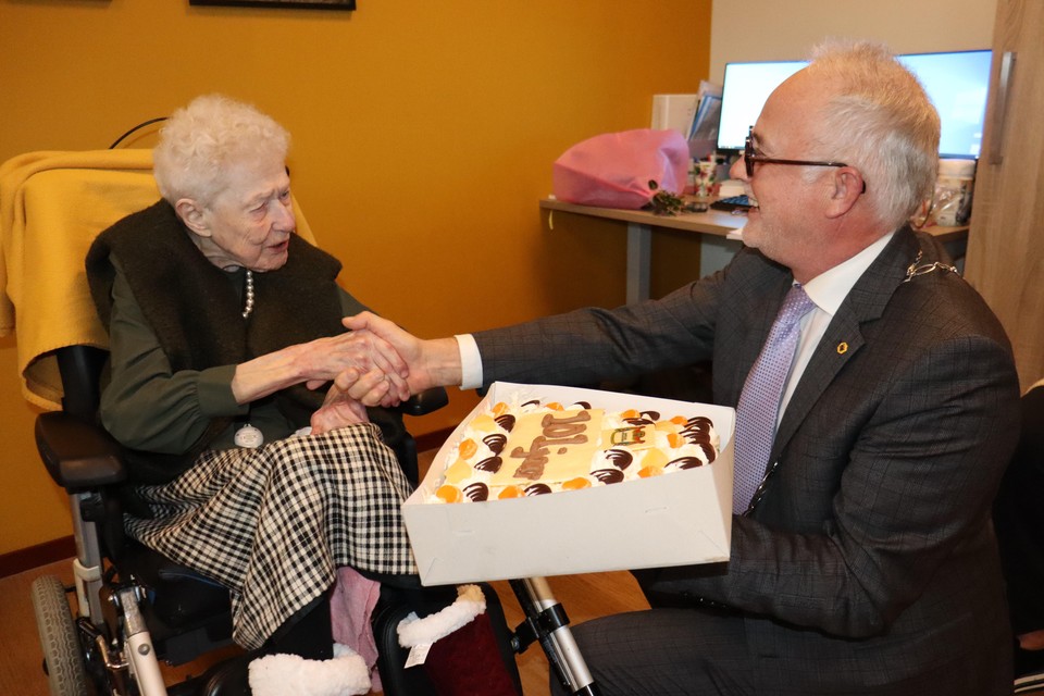 Burgemeester Gerard van den Hengel van Opmeer feliciteert Neeltje met haar 101 jaar.