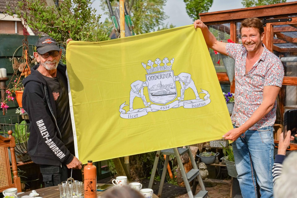 Ted Mol (l) en Hein Haakman laten trots de Onderdijker dorpsvlag zien.