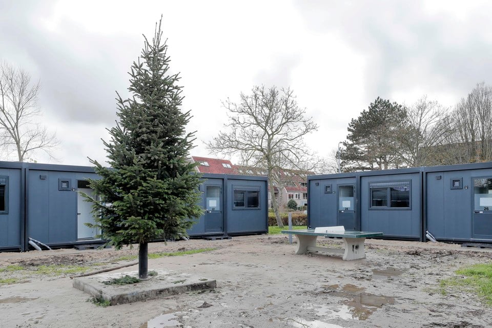 De containerwoningen aan Jozef Israëlstraat. Op het pleintje tussen de woningen staat de kerstboom vast klaar. Binnen is daar geen plek voor.