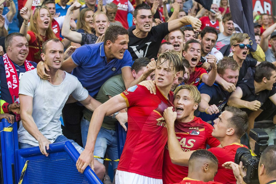 Wout Weghorst viert zijn winnende goal tegen Vitesse met de supporters.