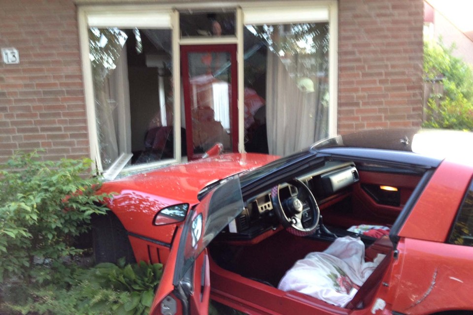 Auto rijdt woning aan de Schoffelstraat in Alkmaar binnen. Foto: DNP.NU