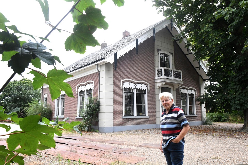Anje Timmer (75) bij haar woonhuis Zuid Zijperweg 27 in Wieringerwaard.  Het gerestaureerde boerenhuis is niet langer een provinciaal monument.