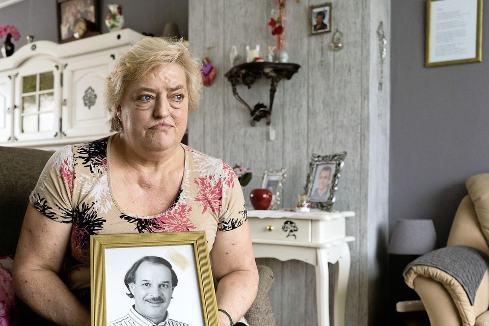 Sonja de Wit met een foto van haar overleden vriend Freek.