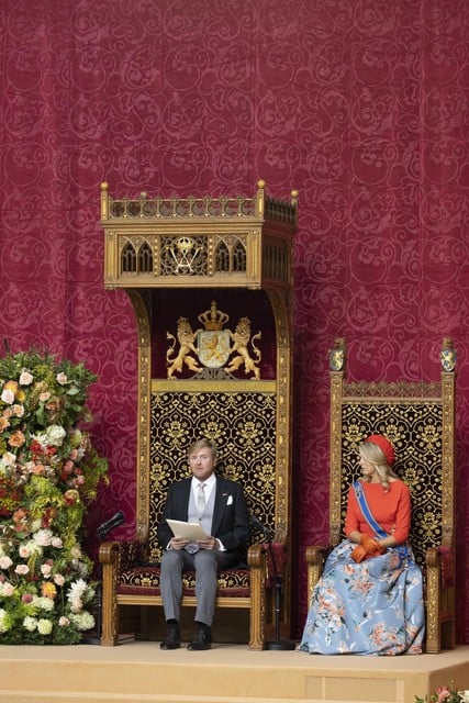 Koning Willem-Alexander leest op Prinsjesdag de Troonrede voor aan leden van de Eerste en Tweede Kamer in de Grote Kerk.