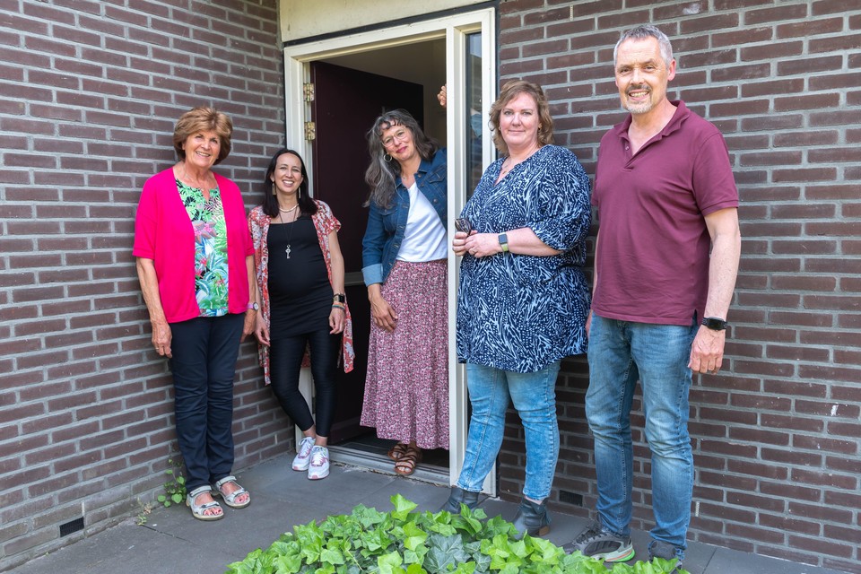 Marijke Veenboer, Mirjana van Zeijderveld, Anita van der Kuij, Kim Penning en Marcel van der Kuij in het nieuwe hospice.