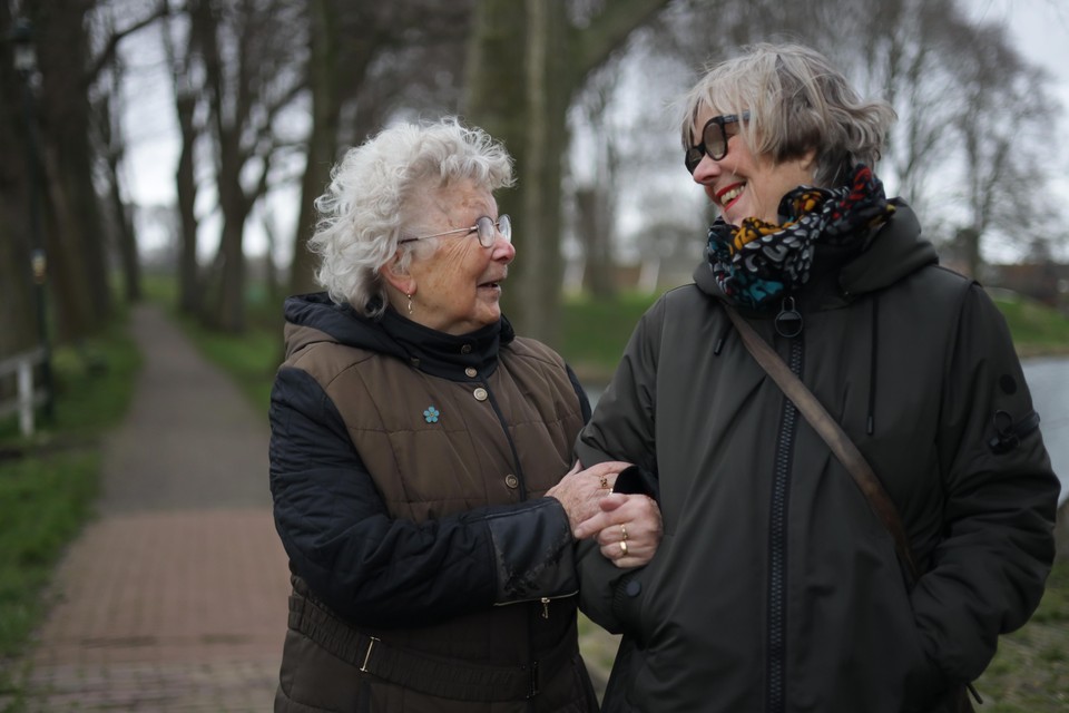 Christine Valentijn en Ank Valenteijn op de Vest in Enkhuizen. ’Vooral genoeglijk’.