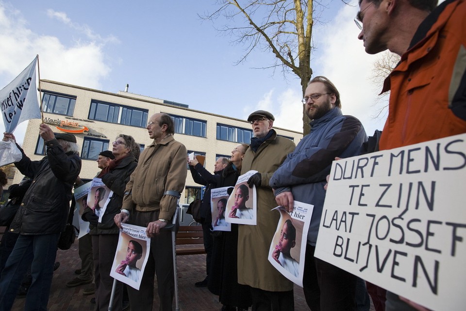 Raad Zijpe trekt aan de bel over asielkinderen. In Noord-Holland speelt o.a. de terugkeer van Jossef, zoals op de foto uit een protestactie blijkt. Archiefoto JJFoto 