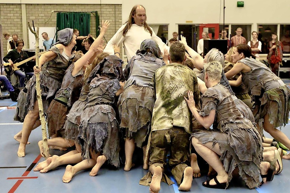 Jezus - gespeeld door Enrico Kors - wordt tijdens de repetitie in de sporthal 
 
 
 
 
 ’belaagd’ door melaatsen.