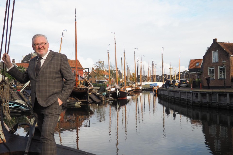 Bunschoter burgemeester Van de Groep bij de Spakenburgse botterhaven.