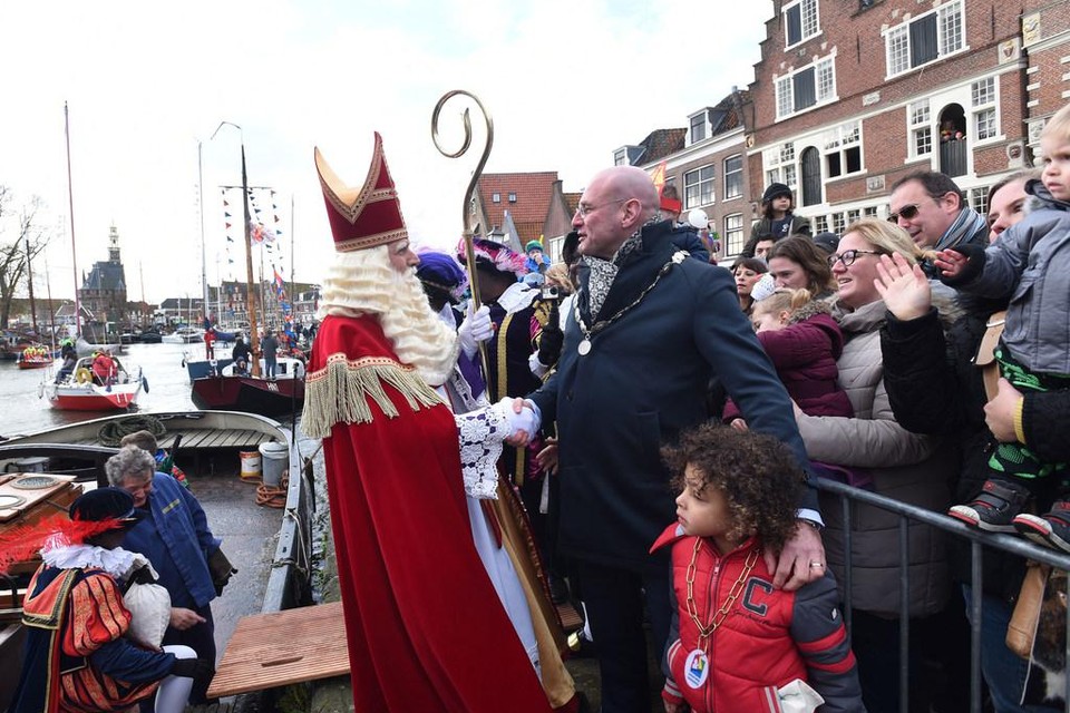 Burgemeester Jan Nieuwenburg onthaalde in 2018 Sinterklaas in de haven in Hoorn.
